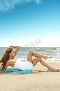 女人躺在沙海背景
