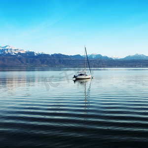日内瓦湖摄影照片_日出时分，游艇在日内瓦湖景中游玩