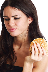 女性在白色背景下吃孤立的汉堡