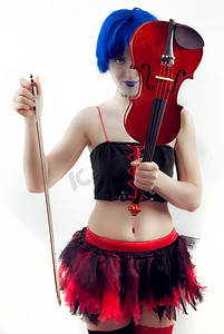 音乐家合影摄影照片_古怪的音乐家女孩与小提琴合影
