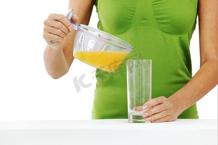 一名女子用榨汁机榨汁