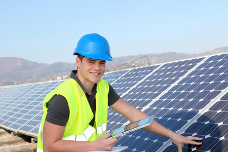 年轻人在太阳能电池板厂接受专业培训