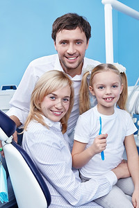 在牙科诊所带着孩子的一户人家