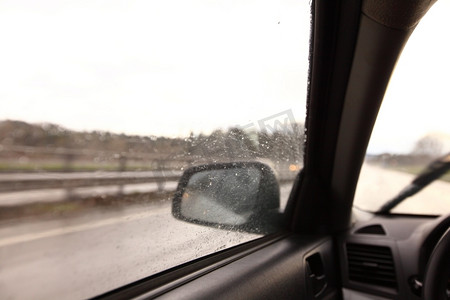 雨天车窗上的雨滴