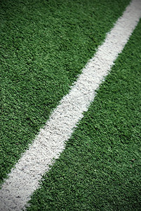 绿色草地上画的白色线条。足球场投篮。