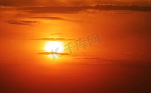 夏天主题背景摄影照片_夏日的夕阳，你的项目的日落主题