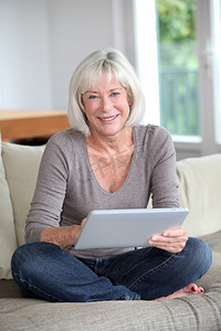 老年女性在家使用电子平板电脑的比例