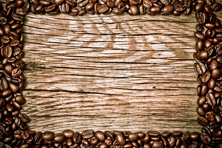 棕色木质上的咖啡豆