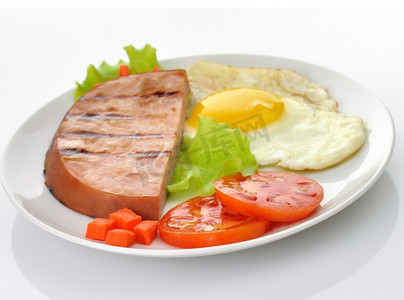 火腿切片摄影照片_烤火腿切片配鸡蛋和蔬菜