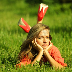 年轻的sommer女人在绿色的草地上