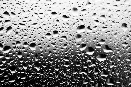 近摄水滴在玻璃表面，黑色和白色色调