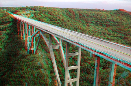 古巴绿色山谷上的3D立体浮雕大桥(需要戴红青色眼镜)