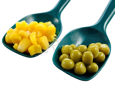 绿色勺子里的豌豆和玉米