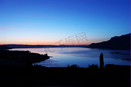 日内瓦湖摄影照片_日出时的日内瓦湖景