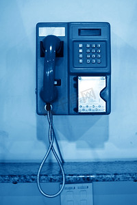 机场墙上的旧电话