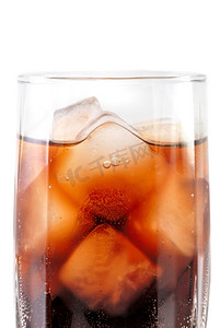 加可乐和冰块的玻璃杯