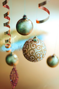 彩球装饰摄影照片_波克背景的金色圣诞彩球