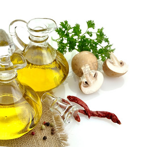 童贞摄影照片_白色背景上的橄榄油香料和蘑菇