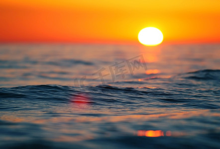 漂亮太阳摄影照片_日落时平静的夏浪，浅浅的自由度