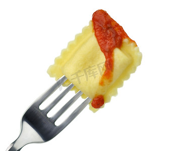 红色叉摄影照片_用叉子蘸番茄酱的意大利饺子