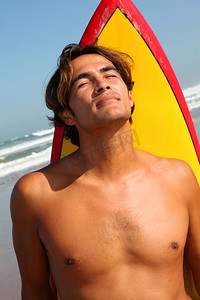 海滩上英俊的冲浪者肖像