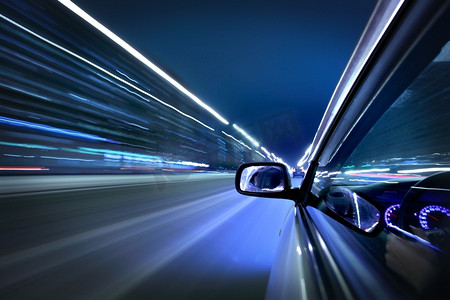 快地摄影照片_夜间在高速公路上快速行驶的汽车