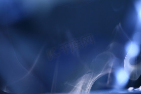 蓝色抽象曲线背景摄影照片_彩烟抽象典雅背景