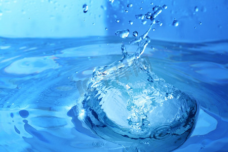 蓝水飞溅宏特写水泡卡通动漫人物