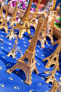 法国巴黎市场上出售的埃菲尔铁塔纪念品