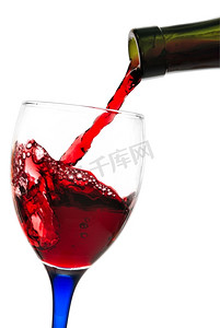红酒从绿色的瓶子流到玻璃杯里。所有对象都使用裁剪路径隔离