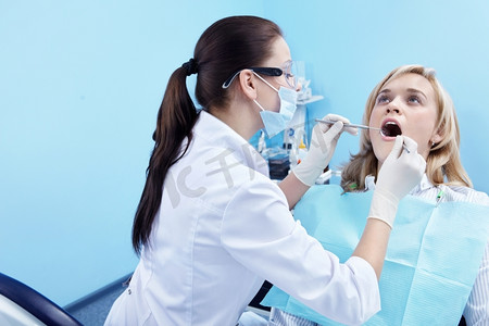 牙医给病人做检查