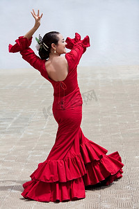 穿着红色连衣裙的西班牙传统女子弗拉门戈舞者