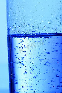 玻璃中的蓝色气泡水
