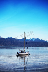 日出时分，游艇在日内瓦湖景中游玩