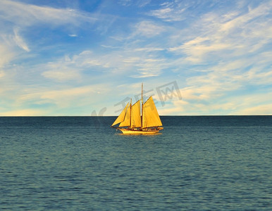 划船小船摄影照片_日落时湖面上的单帆小船