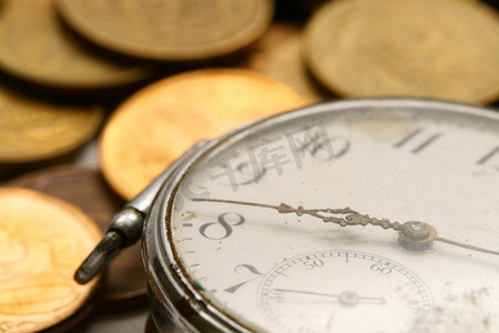 金钱摄影照片_时间就是金钱、硬币和时钟宏观概念