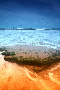 蓝色的海浪向你袭来