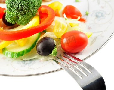 一盘带叉子的蔬菜沙拉