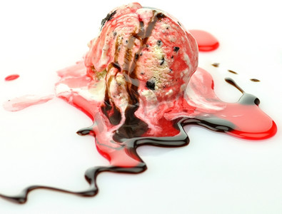 冰淇淋设计摄影照片_曲奇和锐利；冰淇淋勺，上面有巧克力和草莓