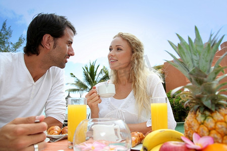 夫妻在豪华度假村吃早餐人物特写老年人