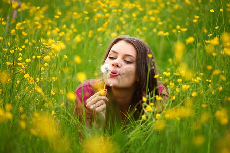 夏天女人吹蒲公英花海婚纱写真