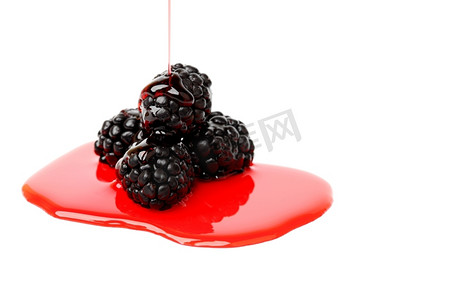黑莓堆在糖浆里，孤立在白色上