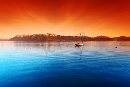 日内瓦湖摄影照片_游艇在日内瓦湖景观在日出