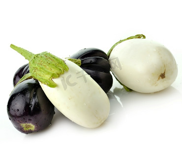 采收摄影照片_白色背景上的白色和紫色茄子