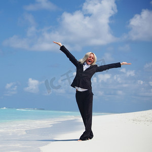 一个快乐的女商人在荒凉的海岸