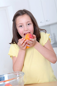 小女孩吃杏子的写真