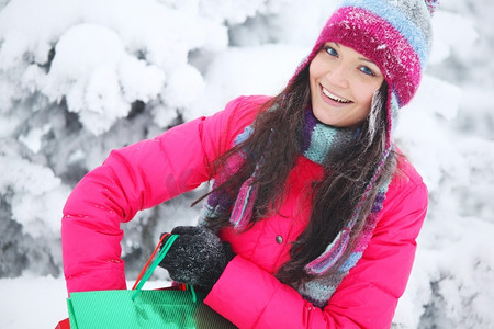 入职礼包摄影照片_雪地上拿着礼包的冬日女孩