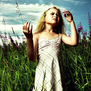 鲜花草地上的小女孩肖像
