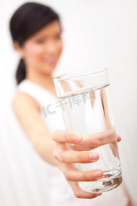 亚裔中国女孩对着镜头拿着一杯纯净水
