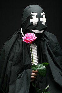 黑色哑剧与绳子的脖子和玫瑰在黑色背景